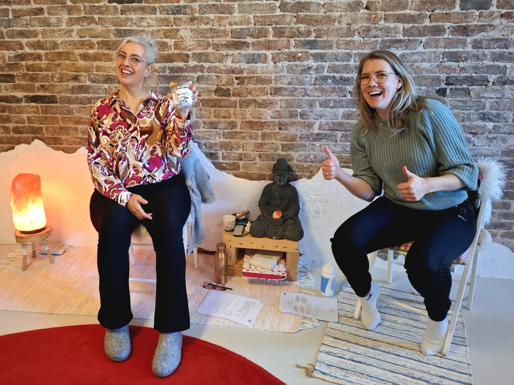 Cisca den Boer en Marijke Zwart tijdens een workshop